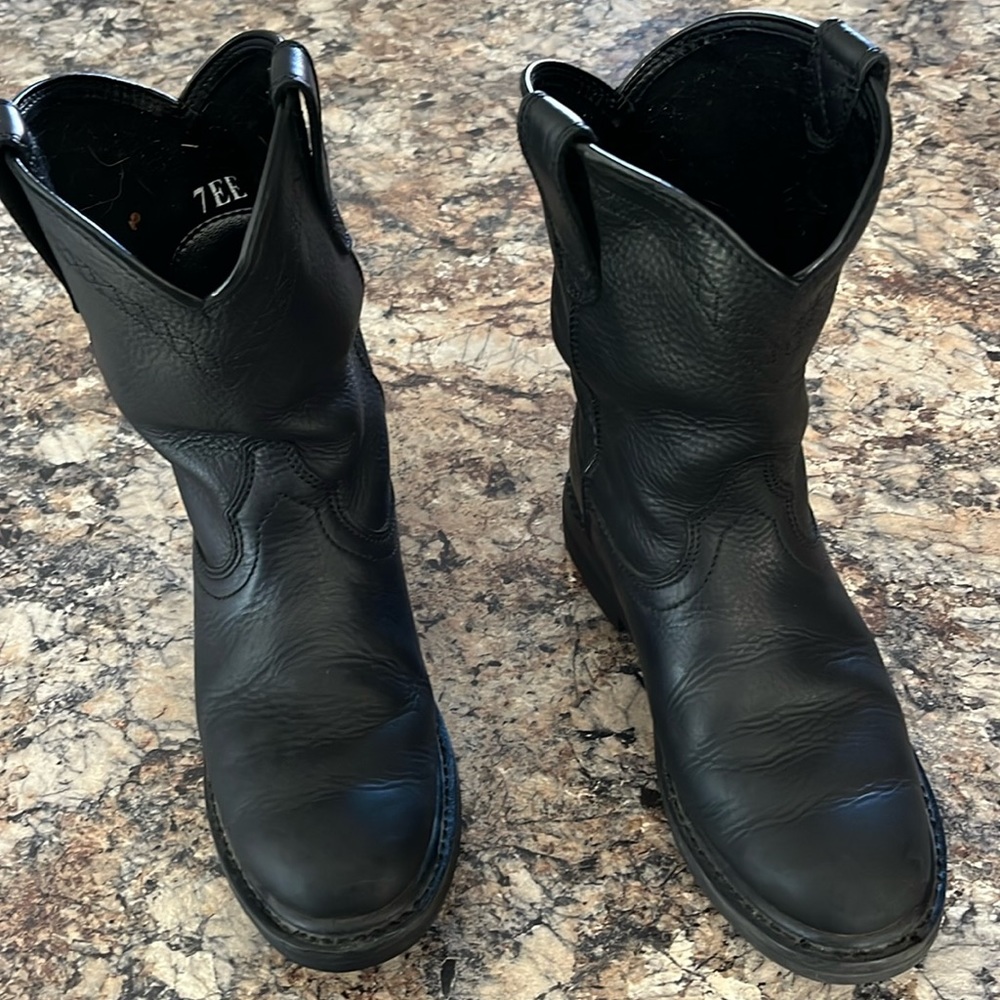 Woman’s ARIAT black leather boots size 7EE